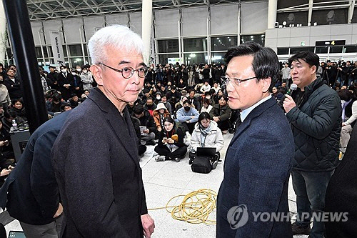 최형석(왼쪽부터) 애경 총괄부회장과 김이배 제주항공 대표가 29일 전남 무안국제공항 2층 유가족 대기실을 방문해 사과한 뒤 발걸음을 돌리고 있다. [무안=연합뉴스]